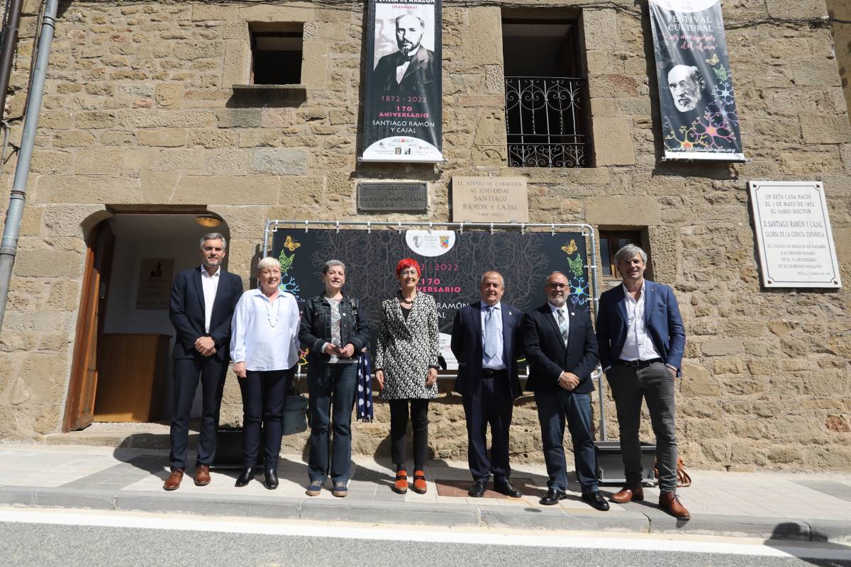 Autoridades del Gobierno de Navarra y familiares del investigador Santiago Ramón y Cajal  frente a la casa natal del premio Nobel. 